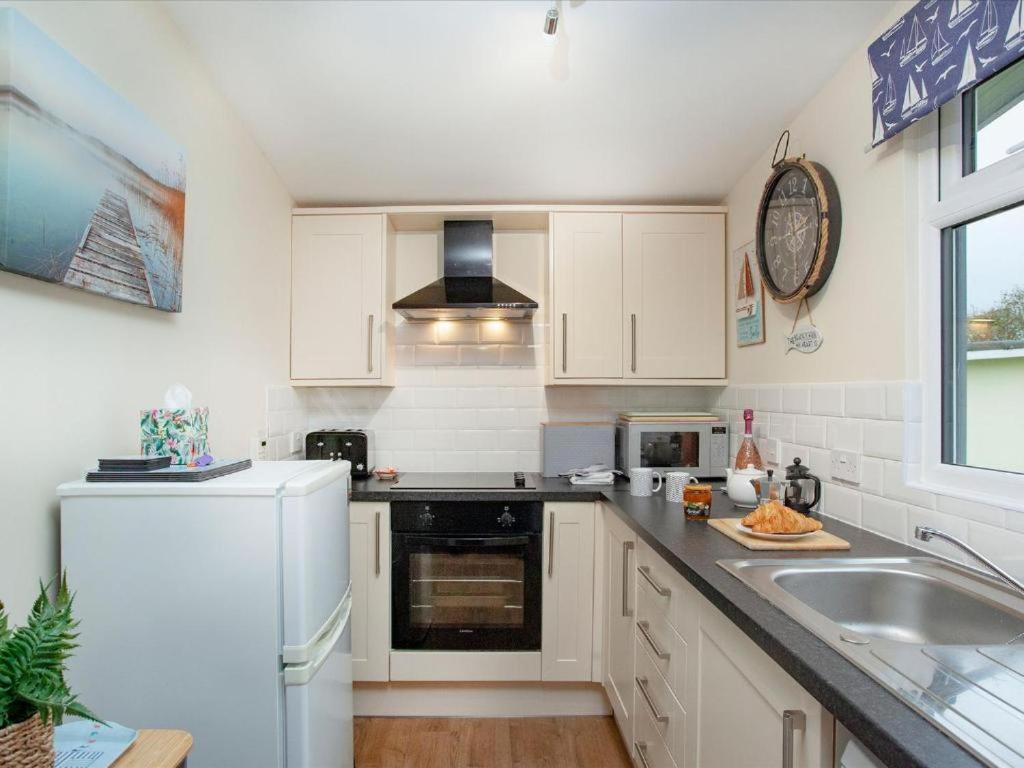 Sunnydaze-Detached Chalet With 2 Bedrooms And 2 Bathrooms And Private Parking Outside Door Dartmouth Exterior photo
